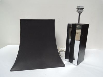 Lampe de salon section carrée. recouverte en simili cuir noi…