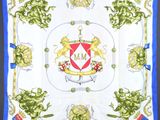un gros plan sur un foulard carré orné d'un blason