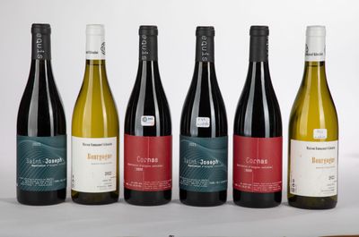 six bouteilles de vin sont alignées sur une table