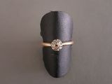 Gros plan sur une bague ornée d'un diamant