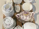 de nombreuses assiettes et bols posés sur une palette posée à même le sol