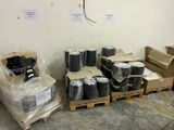 de nombreux bagages posés sur des palettes dans une pièce