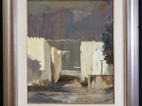 une peinture à l'huile représentant un paysage urbain avec un bâtiment blanc en arrière-plan