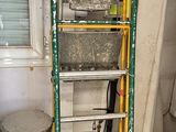 une échelle qui se trouve à côté d'une poubelle dans une pièce
