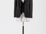 une photo d'un costume sur un mannequin, sur fond blanc