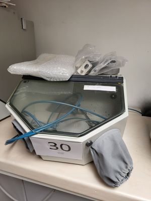 une photo d'un aquarium sur lequel sont disposés de nombreux objets