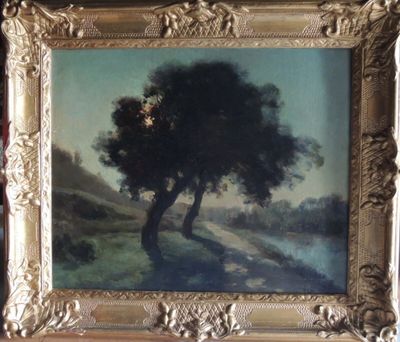 une peinture à l'huile représentant un arbre dans un champ avec une rivière en arrière-plan