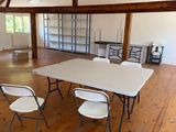 une pièce avec une table et des chaises