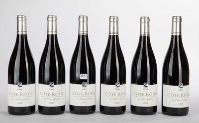 six bouteilles de vin sont alignées dans une rangée