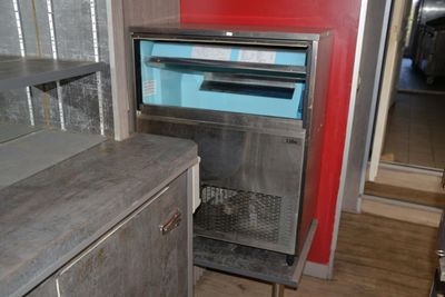 un petit four situé dans un coin de la pièce