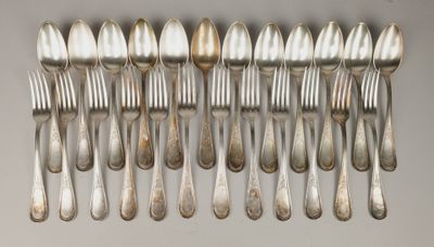 beaucoup de cuillères et de fourchettes en argent sur la table