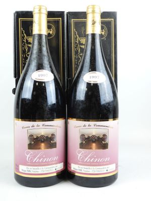 deux bouteilles de vin posées l'une à côté de l'autre sur une table