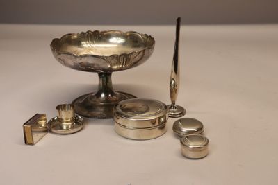 un plateau en argent avec un stylo et un bol posé sur une table
