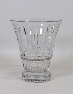 un vase en verre posé sur une table