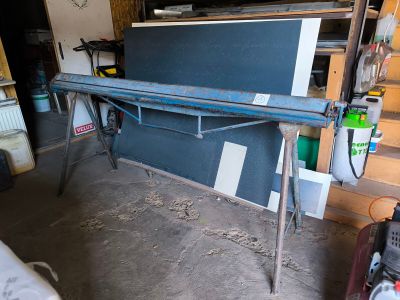 une image d'un établi dans un garage
