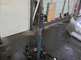 une photo d'un garage avec des outils par terre