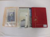 un livre rouge ouvert sur une table blanche