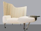 une image représentant une chaise sur laquelle est posé un plateau