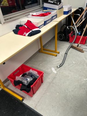 une pièce avec un bureau, une chaise et d'autres objets