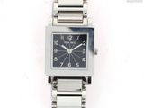 une montre en argent avec un cadran noir et un bracelet en argent