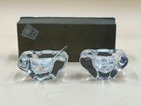 deux verres posés l'un à côté de l'autre sur une table