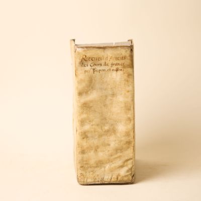 un vieux livre écrit posé sur une table