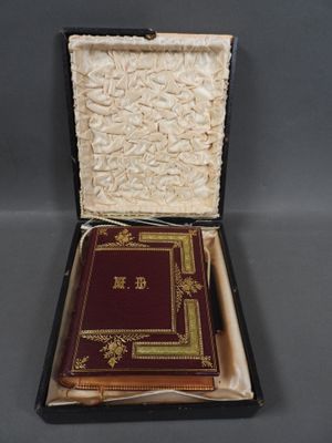 un livre posé dans un étui ouvert sur une table