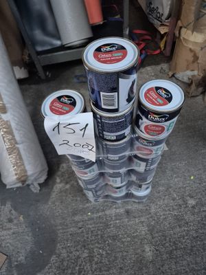 plusieurs pots de peinture sont empilés les uns sur les autres
