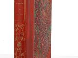 un livre rouge avec une bordure dorée et un motif décoratif sur la couverture