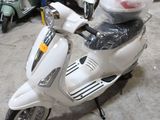 un scooter garé dans un garage