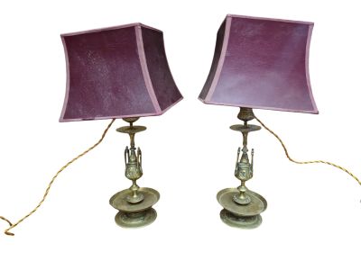 une paire de lampes de table en laiton, chacune dotée d'un abat-jour violet
