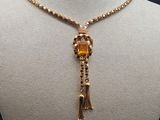 gros plan d'un collier sur un mannequin mannequin mannequin mannequin mannequin mannequin mannequin mannequin mannequin