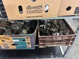 de nombreuses boîtes d'argenterie posées sur un chariot