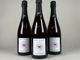 trois bouteilles de vin posées l'une à côté de l'autre sur une table