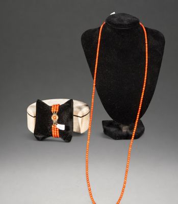 deux bijoux, dont un collier, un bracelet et une bague