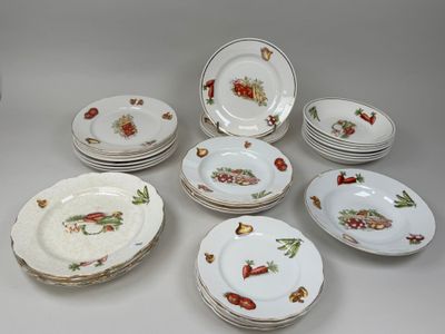 un grand nombre d'assiettes posées sur une table