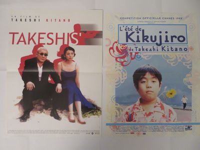 deux affiches de cinéma accrochées l'une à côté de l'autre sur le mur