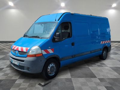 la photo d'une camionnette bleue garée sur un sol en damier
