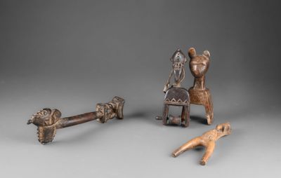 deux figurines en bois représentant des animaux et un cheval sur fond gris