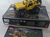 deux boîtes de jeeps Lego posées sur une surface blanche, avec un fond blanc