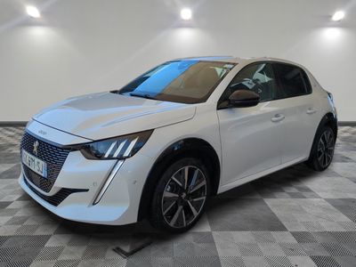une voiture blanche garée dans une pièce au sol en damier