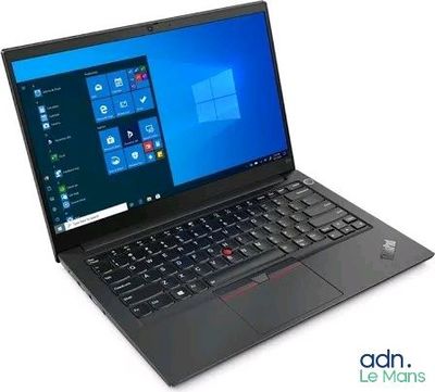 l'ordinateur portable est ouvert sur une surface blanche avec des fenêtres sur l'écran