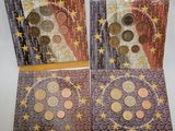 trois cartes représentant différentes représentations de pièces de monnaie, posées sur une table