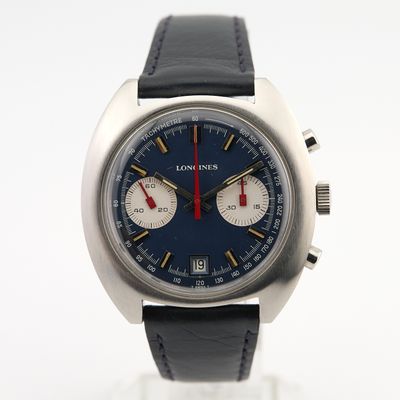 gros plan d'une montre-bracelet avec un cadran bleu