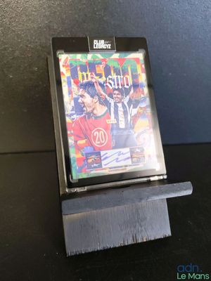 une photo d'un jeu vidéo exposé sur une table