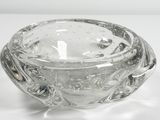 un saladier en verre transparent rempli d'eau, posé sur une surface blanche