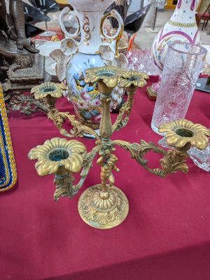 une table sur laquelle se trouvent un vase et un bougeoir