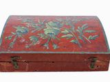 une petite boîte rouge ornée d'un motif floral