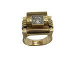 une image d'une bague en or et diamants sur fond blanc