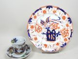 une tasse et une soucoupe posées à côté d'une assiette sur une table
